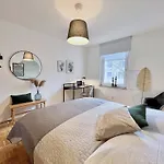 Sapphire Apartment: Free Parking + Netflix + Bathtub