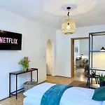 Sapphire Apartment: Free Parking + Netflix + Bathtub